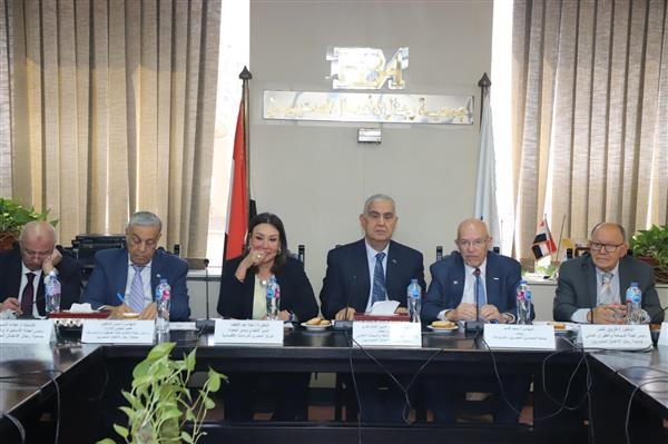 رجال الأعمال : رسوم ترامب لا تمثل تهديدًا مباشرًا للاقتصاد المصري.. وتعد فرصة لجذب الاستثمارات المهاجرة وتعزيز تنافسية الصادرات المصرية