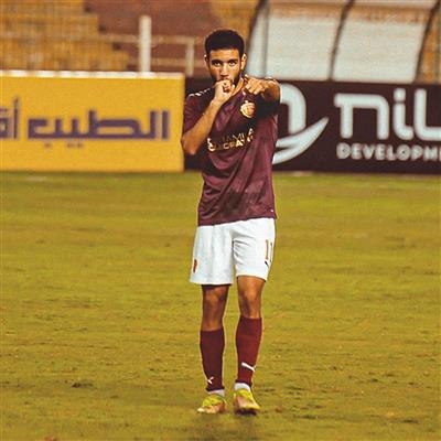 الأهلي يترقب الحصول على 350 ألف دولار بعد انتقال قندوسي إلى لوجانو السويسري