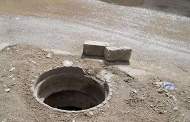 مصرع طفل سقط في بالوعة صرف صحي بالفيوم