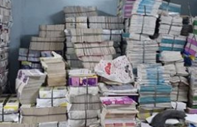 كتب دراسية تحت الطاولة.. الداخلية تداهم مكتبة مخالفة وسط القاهرة