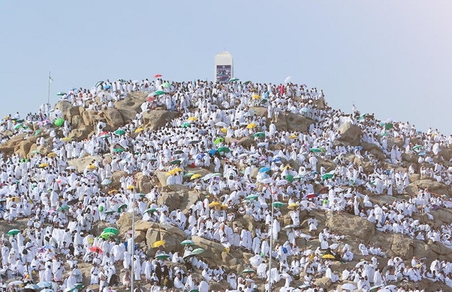 مركز الأزهر العالمي للفتوى الإلكترونية يقدم لحجاج بيت الله الحرام الطبعة الرابعة من دليله المصور