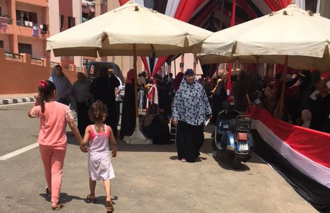 «تعيشي يا مصر».. أجواء مبهجة في محيط لجان انتخابات مجلس الشيوخ