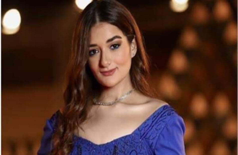 «نظرة أقرب».. ملك زاهر تشارك الجمهور صورًا جديدة من عقد قران شقيقتها