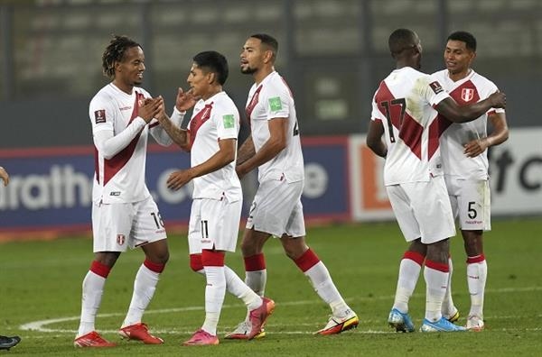 بيرو تتمسك بحظوظها في بلوغ كأس العالم 2026 بثلاثية في بوليفيا
