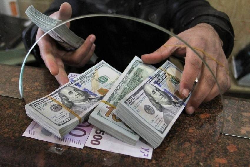 انخفاض حصيلة تعاملات "الانتربنك" مع هبوط الدولار
