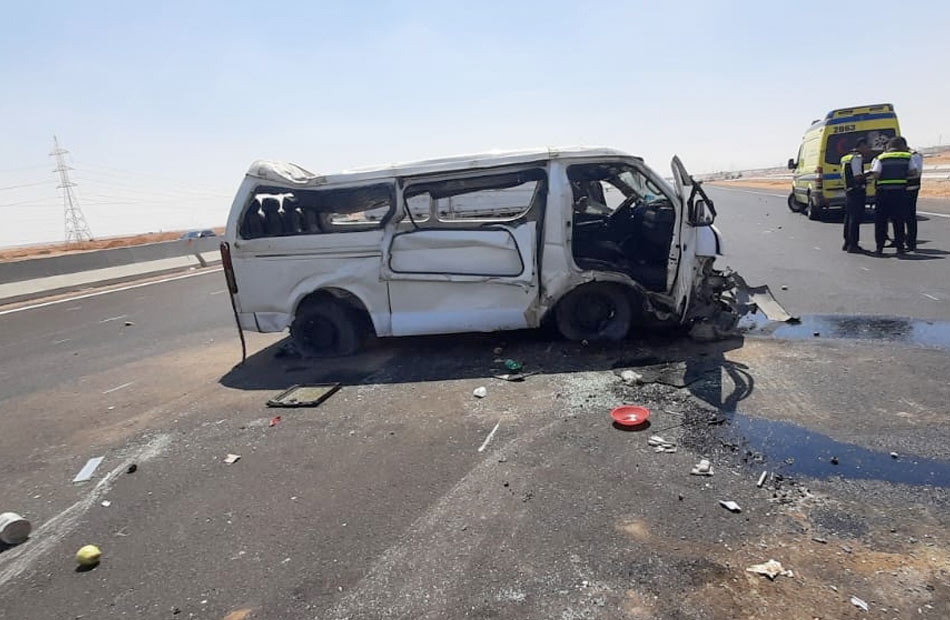 التحقيق في واقعة انقلاب سيارة ميكروباص وإصابة 11 راكبًا بالبساتين