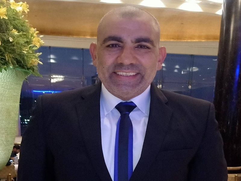 الفنان محسن منصور يتغزل في زوجته: بطلة حياتي وتستحق كل الشكر والتقدير