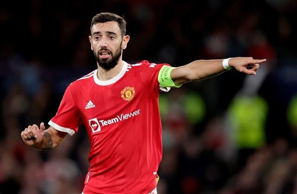 برونو فرنانديش يؤكد رفضه الانتقال إلى الهلال السعودي للبقاء مع مانشستر يونايتد