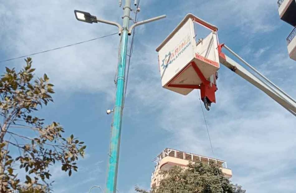 حملة صيانة لكشافات الإنارة العامة في "السنطة" بالغربية