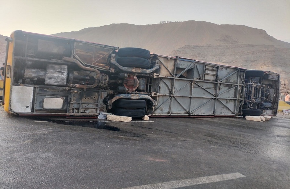 إصابة 10 أشخاص إثر انقلاب أتوبيس أعلى الطريق الأوسطى بالبدرشين