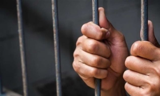 السجن المشدد 15 سنة لعامل لاتهامه بالإتجار فى الأسلحة النارية بدون ترخيص فى سوهاج