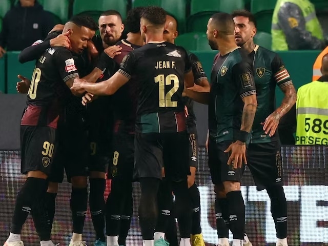 أستريلا أمادروا يهزم بورتو بثنائية بالدوري البرتغالي