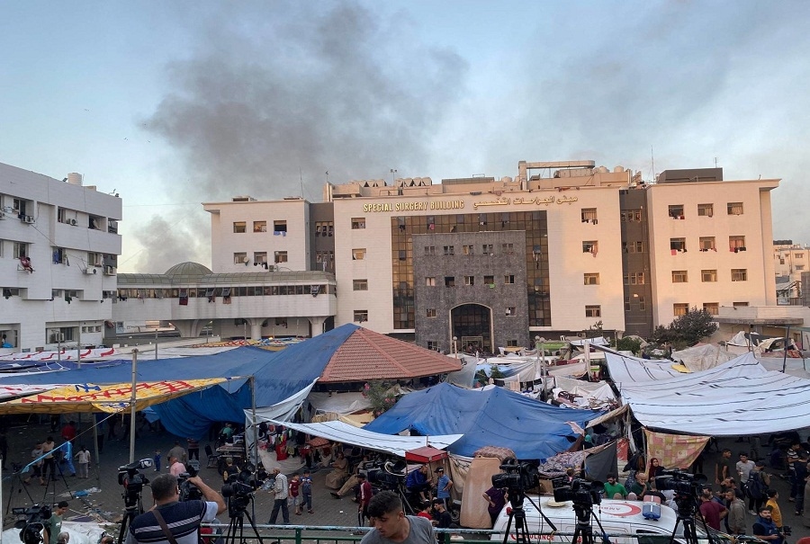 مدير الشفاء الطبي بغزة: الاحتلال يواصل استهداف المستشفيات والطواقم الطبية بالقطاع