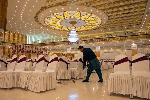 أضواء صالات الزفاف تكسر ظلام الليل في العاصمة الأفغانية