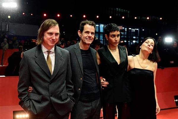 أبطال فيلم افتتاح مهرجان برلين السينمائي الدولي The Light على السجادة الحمراء