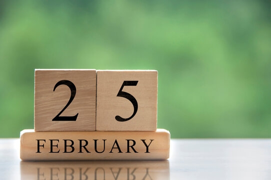 حدث في 25 فبراير.. يوم الكويت الوطني ومجزرة الحرم الإبراهيمي وميلاد «ملكة المسارح» ووفاة مبارك