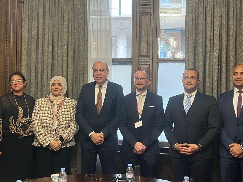 خلال زيارته لبريطانيا.. وزير الطيران المدني يبحث مشروعات تطوير القطاع في كل المجالات