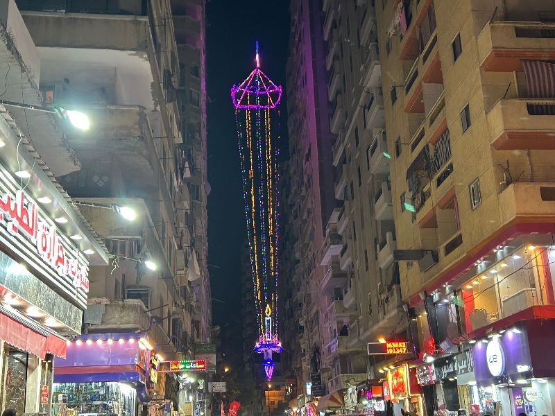 «فانوس باكوس» العملاق يسرق أضواء رمضان بارتفاع 16 طابقًا