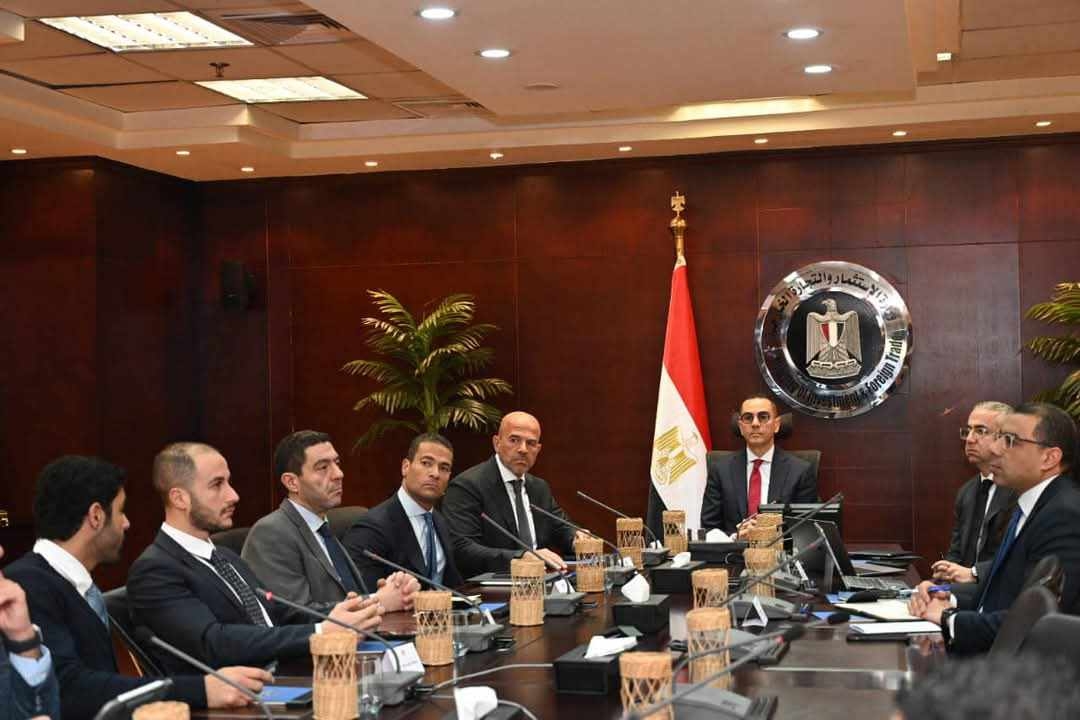 وزير الاستثمار يبحث مشروعًا متكاملًا لمعالجة وتصنيع الرمال الكاولينية