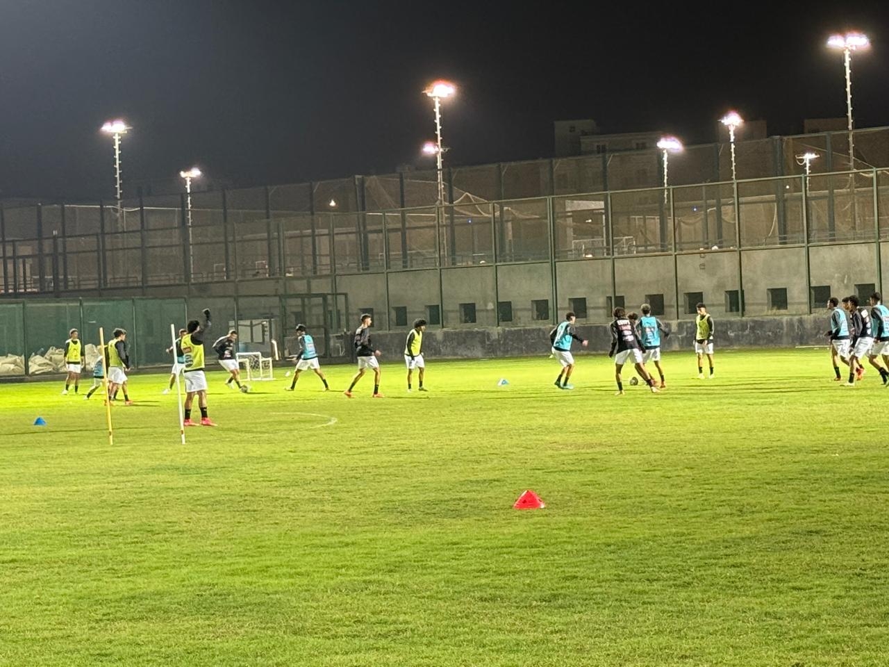 منتخب الشباب يواصل استعداداته لدورة قطر الدولية بمشاركة لاعبي الأهلي