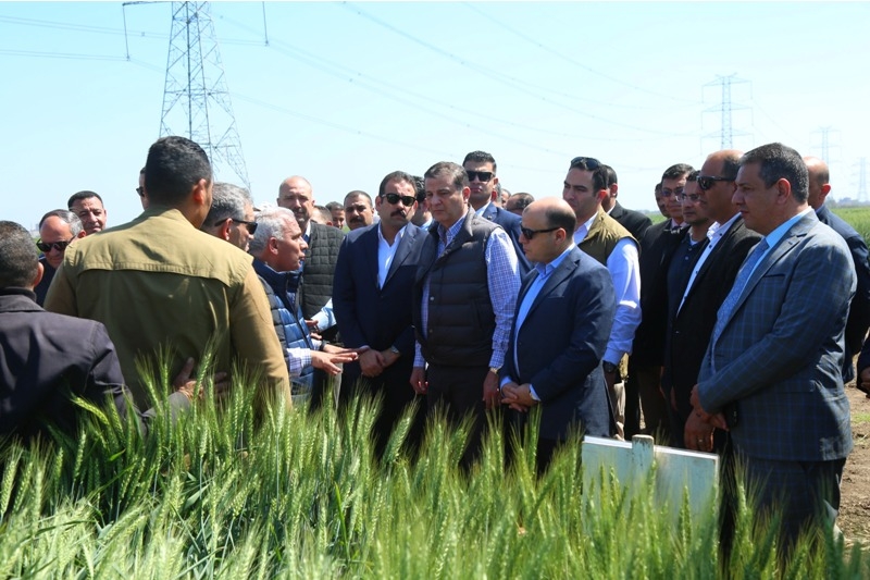 وزير الزراعة ومحافظ كفرالشيخ يتفقدان المزرعة البحثية وبرنامج بحوث القمح بـ «سخا» ويتعرفان الأصناف الجديدة