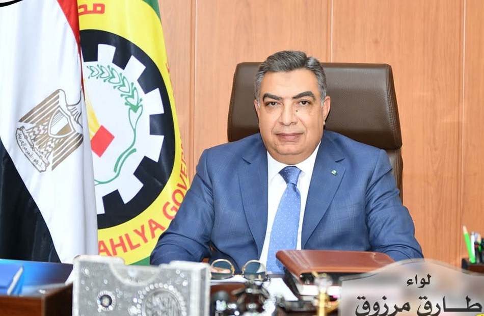محافظ الدقهلية يسلم التأشيرات والتذاكر لحجاج الجمعيات الأهلية
