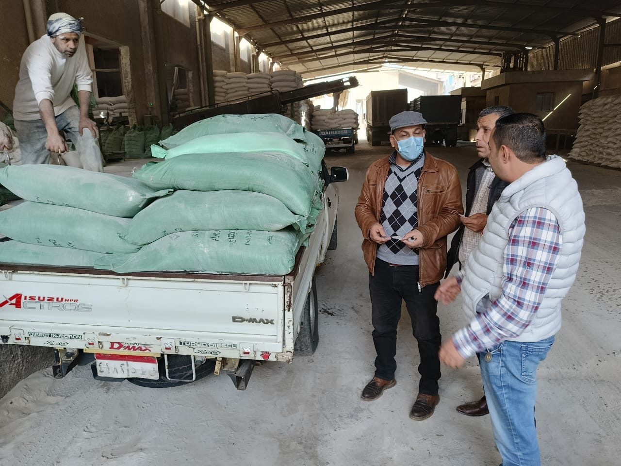 ضبط كميات كبيرة من الدقيق البلدي المدعم بدسوق بكفرالشيخ قبل بيعها في السوق السوداء