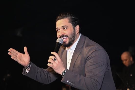 فى أول ظهور بعد تعافيه من عملية الحنجرة مصطفى حجاج بسهرة رمضانية