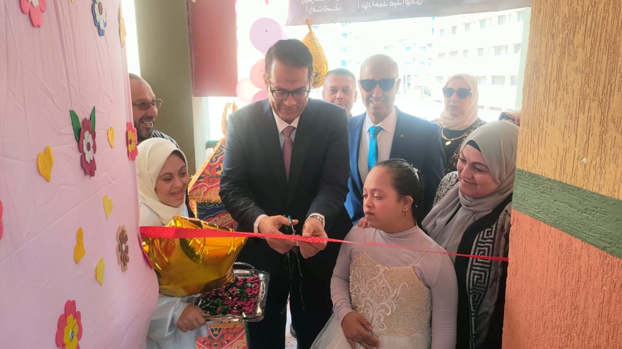 وكيل التعليم بالغربية يفتتح معرض «فرحة العيد» بشرق المحلة
