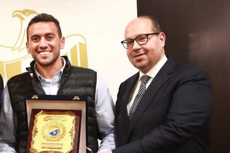شاب صيني من متحدي الإعاقة يُكرّم البطل الأولمبي أحمد أسامة الجندي برسم تذكاري