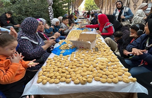 بابتسامات وأغاني وعجين.. تجهيز 600 كيلو كحك بشوارع «كوم الشقافة» تجسد فرحة العيد