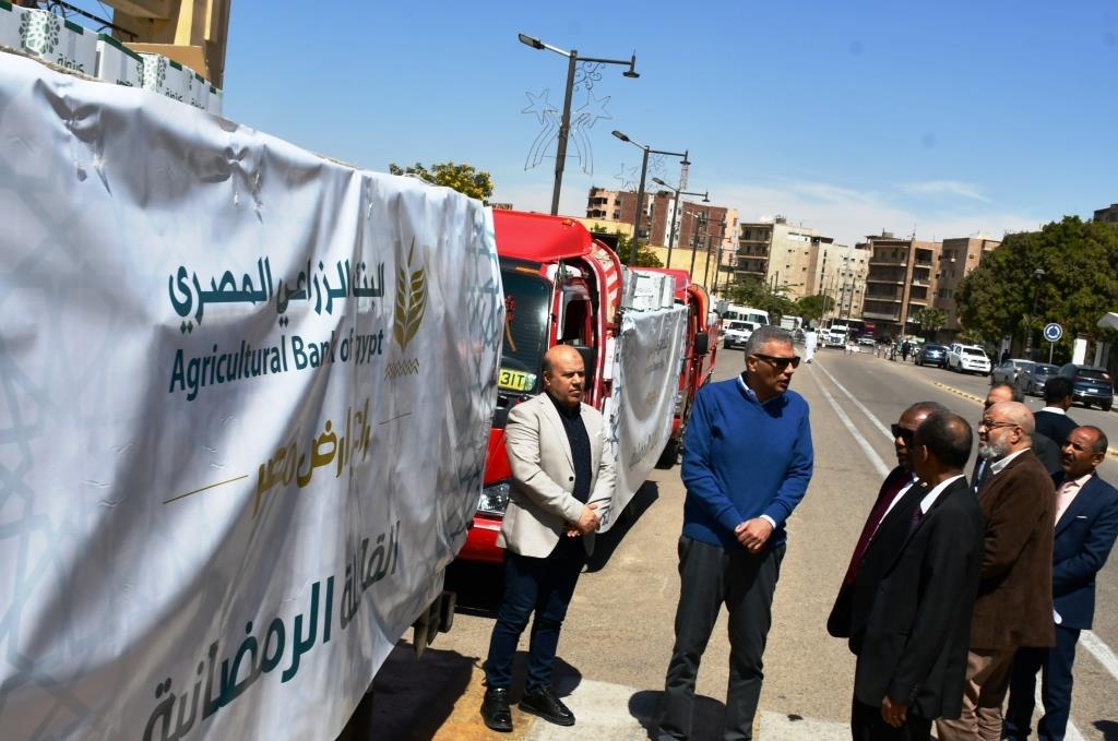 محافظ أسوان يتفقد القافلة الرمضانية المهداة من البنك الزراعي المصري