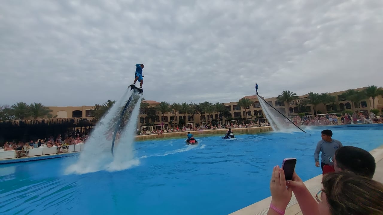 «الرجل الطائر» يحلّق في سماء الغردقة ويُبهج السياح والمصريين في عيد الفطر
