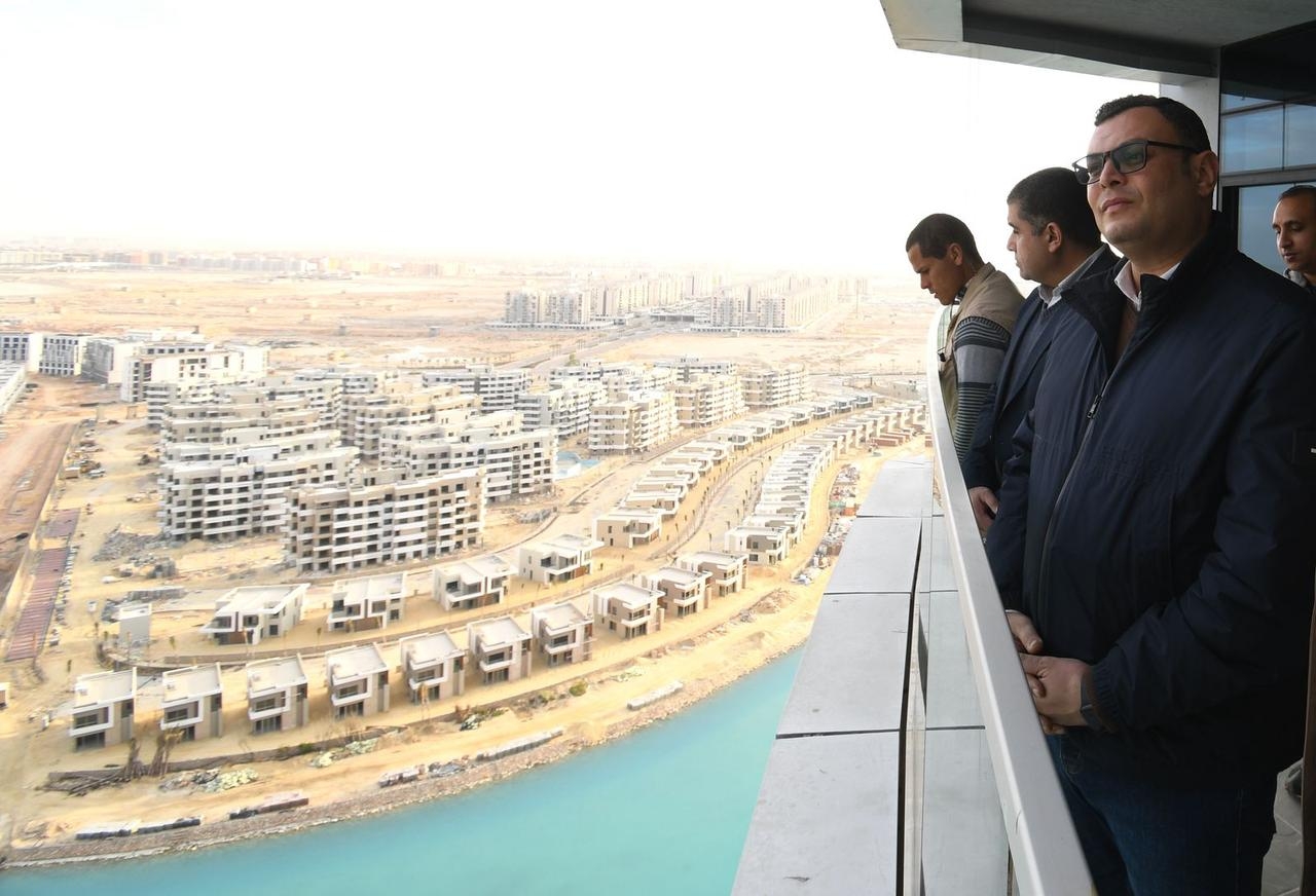 وزير الإسكان يتفقد «كمبوند مزارين وبرج C2» بالعلمين الجديدة