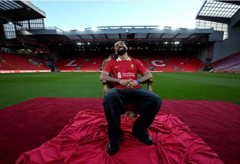 ليفربول يُهدي جماهيره قميص صلاح مجانًا احتفالًا بتجديد عقده