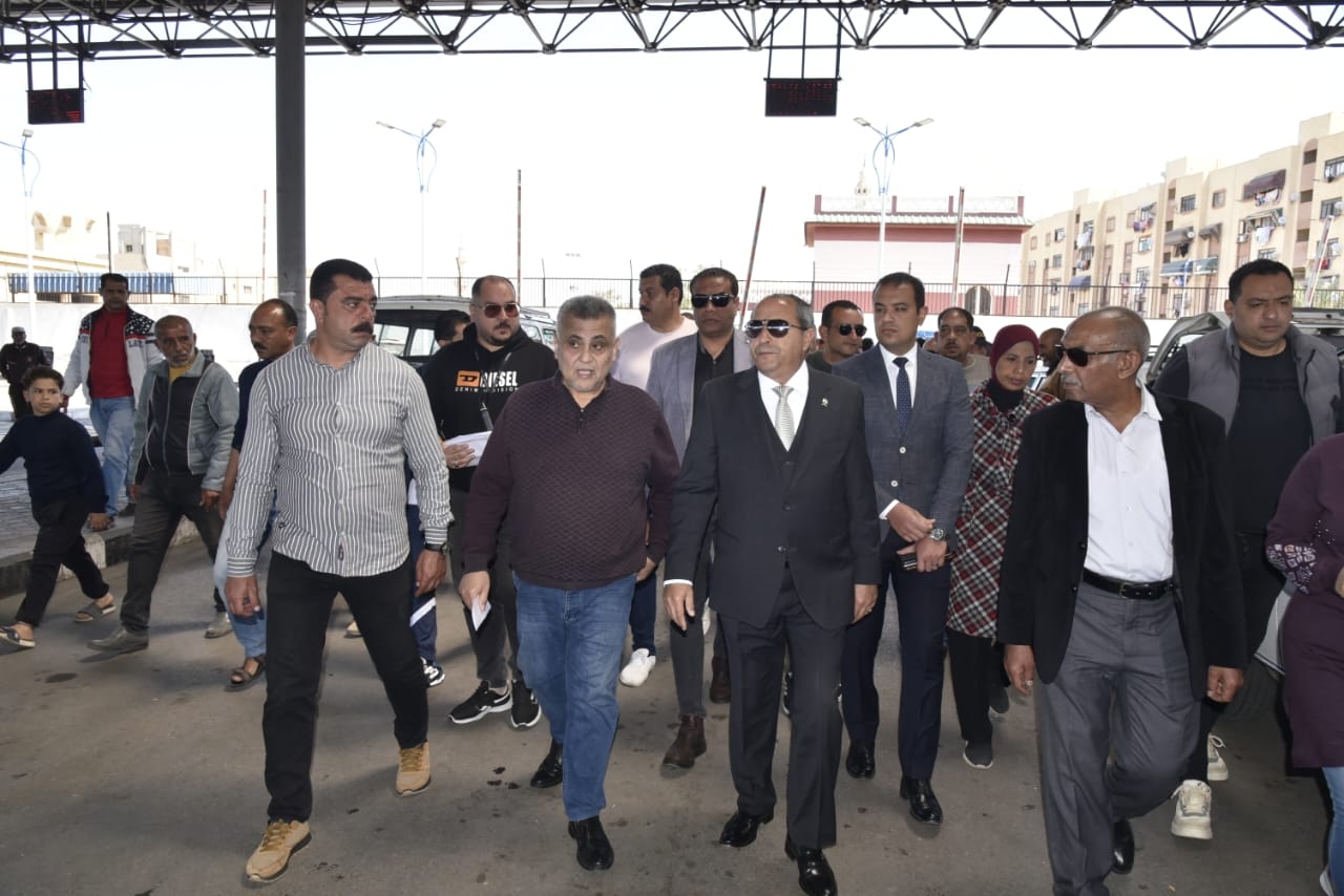 محافظ بورسعيد يتفقد مجمع المواقف ويشدد على الالتزام بتعريفة الركوب ويحذر من استغلال المواطنين