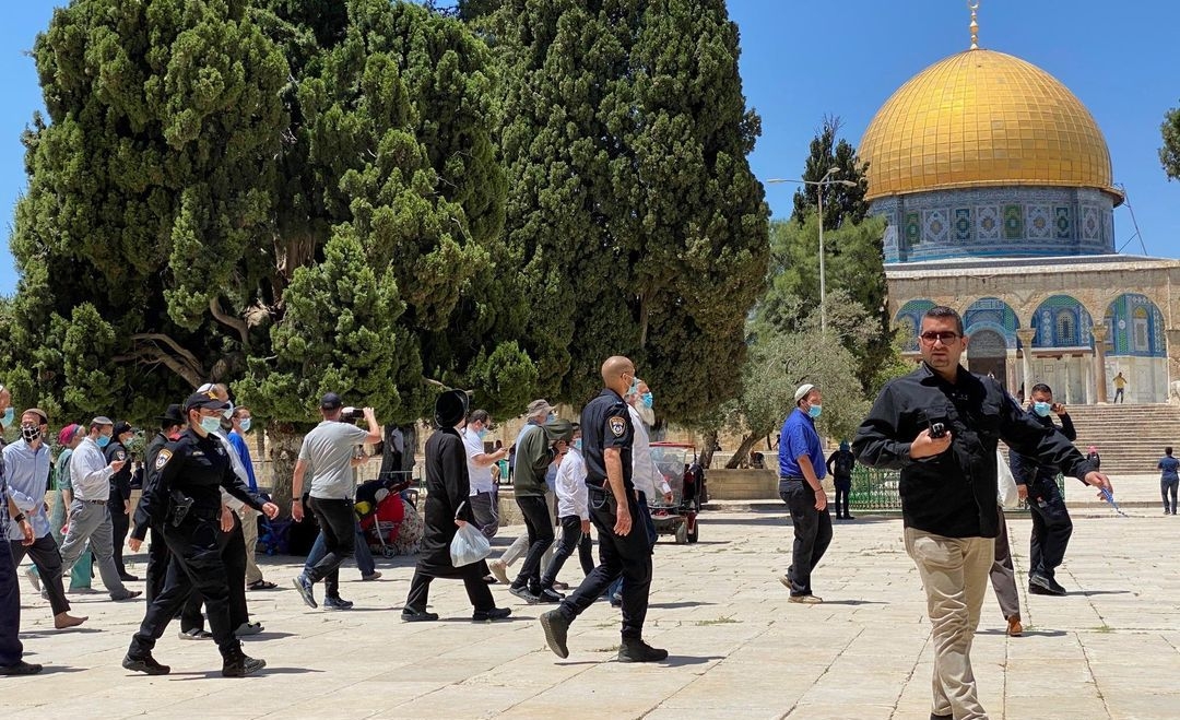 عشرات المستوطنين الإسرائيليين يقتحمون باحات المسجد الأقصى في حماية شرطة الاحتلال
