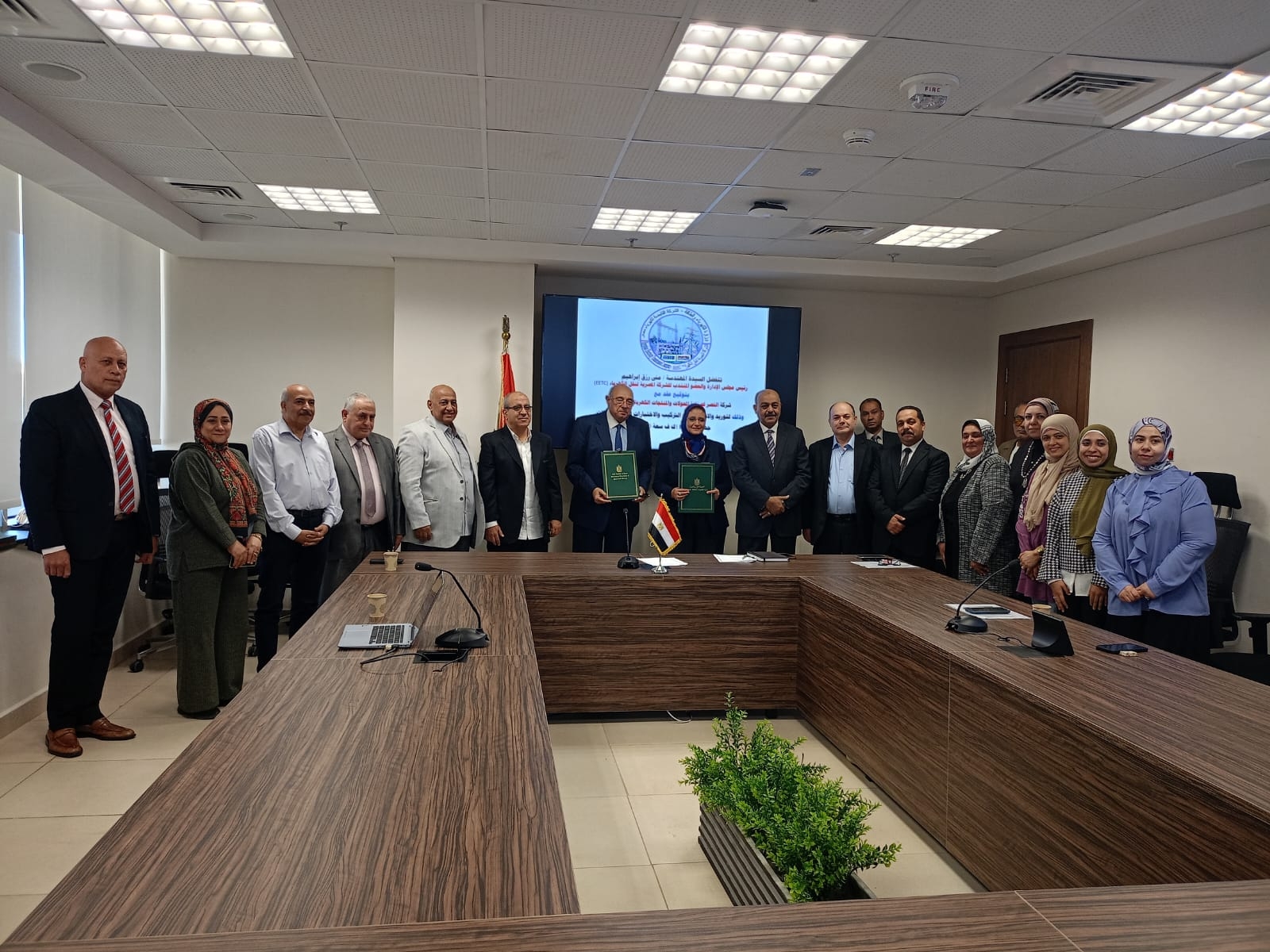 "نقل الكهرباء" و"الماكو" توقعان عقدًا جديدًا لتأمين استقرار الشبكة القومية بالصعيد والقناة