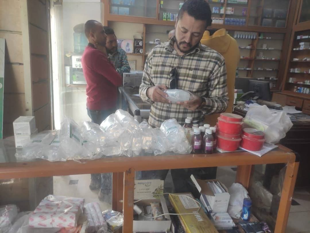 ضبط 680 عبوة دواء منتهية الصلاحية بصيدلية بدون ترخيص في الشرقية