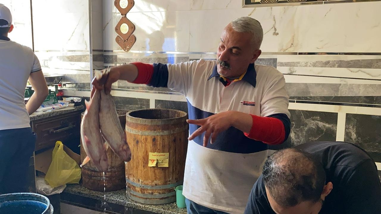 ملوك الفسيخ.. نبروه تتأهب لشم النسيم و"فسخانية" المدينة قبلة آلاف المصريين