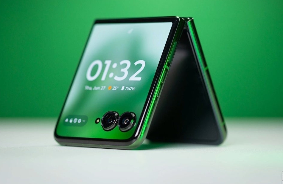 موتورولا تشعل المنافسة أمام سامسونج: Razr+ 2025 قادم بشاشة مذهلة ومواصفات متطورة