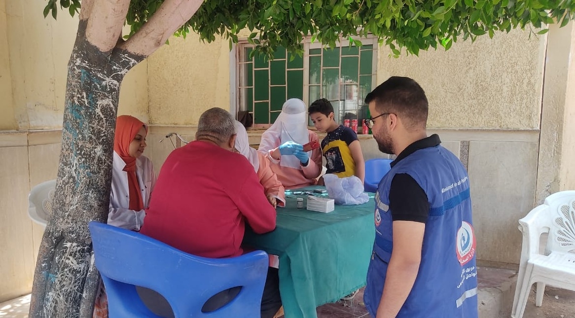 نشر فرق التوعية والتثقيف الصحي لتقديم الخدمات للمواطنين بسوهاج