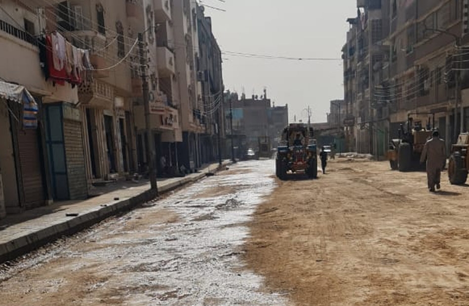 محافظ الغربية يتابع أعمال الرصف في السنطة