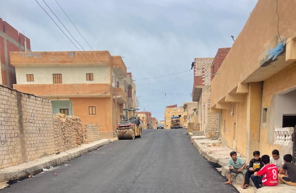 محافظة الوادي الجديد تستكمل خطة الرصف في عدد من المراكز