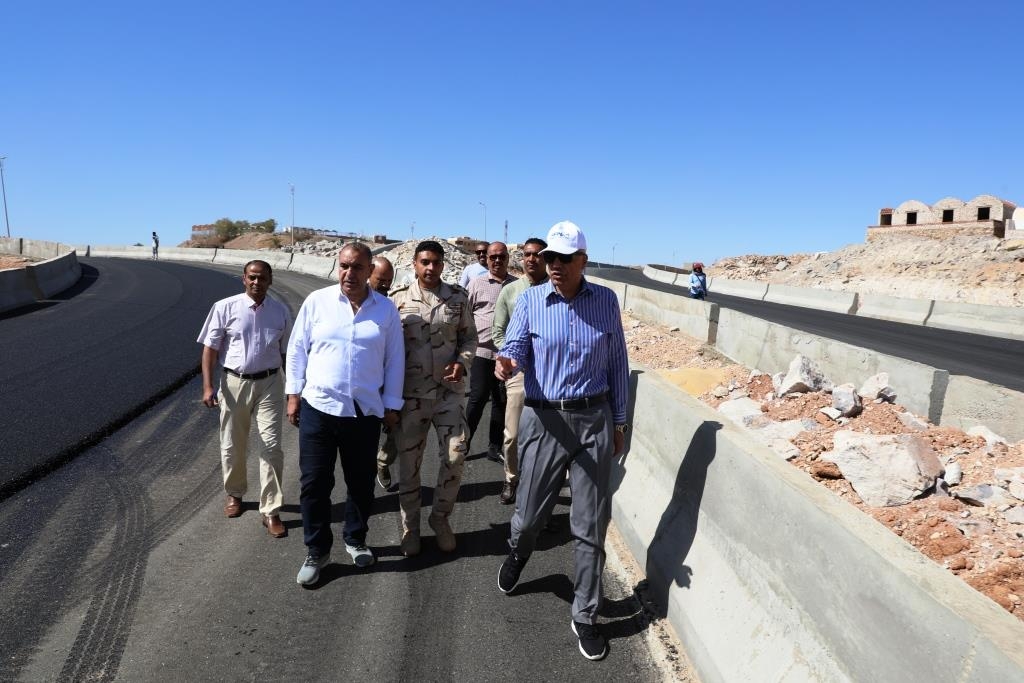محافظ أسوان يتفقد مشروع إنشاء مطالع ومنازل بمحور وكوبرى بديل الخزان