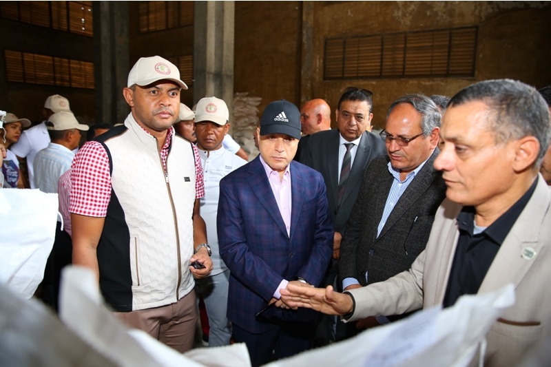 محافظ كفرالشيخ ووزير زراعة مدغشقر يتفقدان مركز غربلة تقاوي الأرز بمحطة بحوث سخا