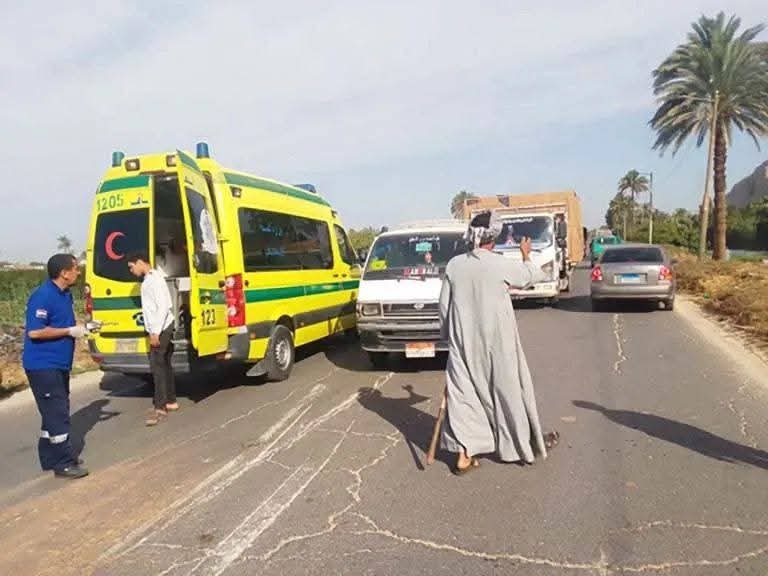 إصابة 4 أشخاص إثر انقلاب سيارة ميكروباص بطريق «أوسيم