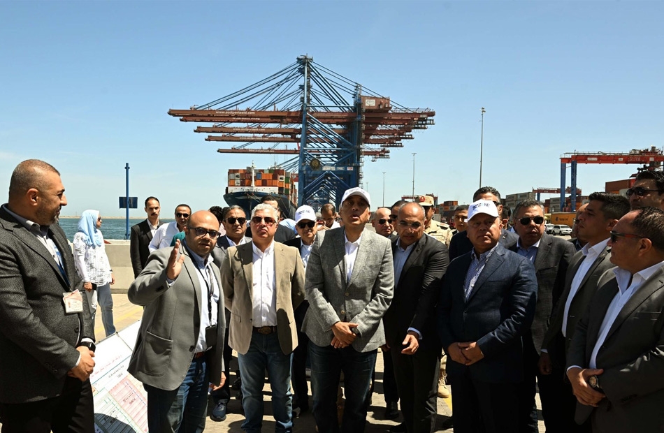 رئيس الوزراء يتفقد محطة دحرجة السيارات (RORO) التابعة لشركة (SCAT)