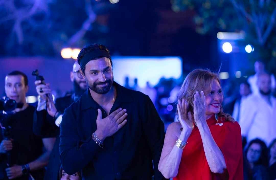 يسرا تتألق بالأحمر مع كريم فهمي في أحدث ظهور لهما
