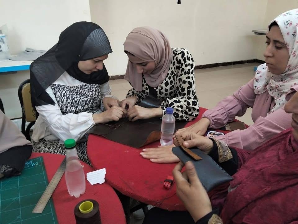 سيدات شربين يتقنّ أسرار صناعة الجلود ضمن ورشة تدريبية بالمجلس القومي للمرأة